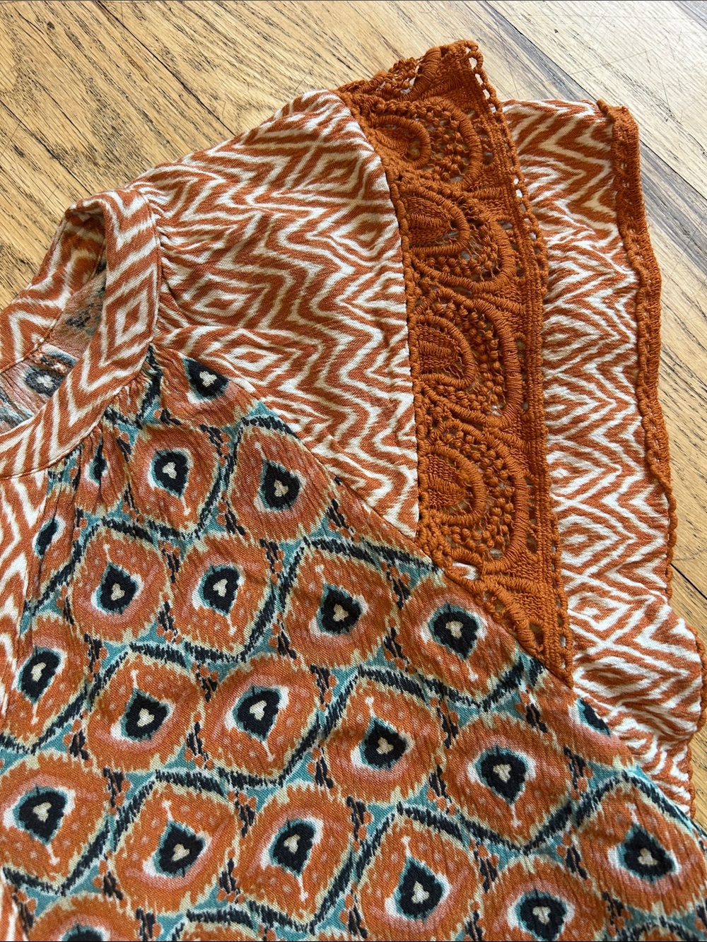 🌸3 FOR $20🌸
DR2 Rust and Teal Geometric V-Neck Cap Sleeve Blouse - Picture 4 of 7